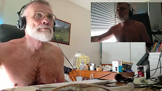 Snapshot of MusclesCigarsFFPig chatting on 14, 5, 2026 MusclesCigarsFFPig online show from 14, 5, 2026