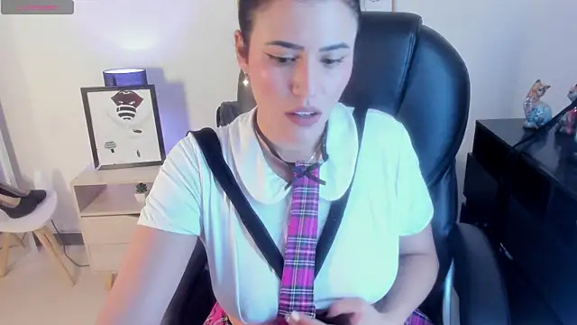 RuthEvans  online show from 25, 1, 2025