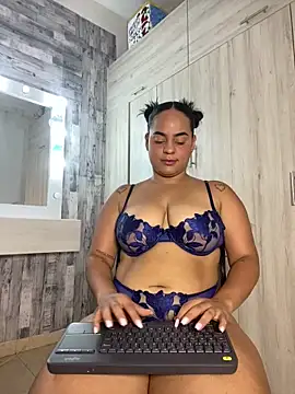 Snapshot of Violetrousse chatting on 13, 12, 2025 Violetrousse online show from 13, 12, 2025