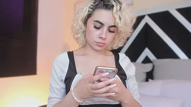 Snapshot of marian_pinzon chatting on 12, 11, 2025 marian pinzon online show from 12, 11, 2025