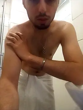 Snapshot of Raze_Elusive chatting on 9, 10, 2025 Raze Elusive online show from 9, 10, 2025