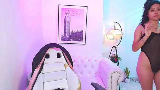 Snapshot of Theia_moon chatting on 26, 1, 2025 Theia moon online show from 26, 1, 2025
