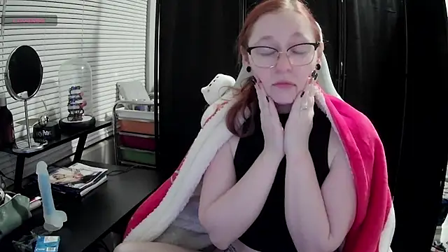 LilyFoxxx online show from 17, 2, 2025