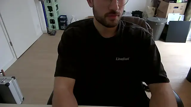 Snapshot of taallguyy_196 chatting on 19, 11, 2025 taallguyy 196 online show from 19, 11, 2025