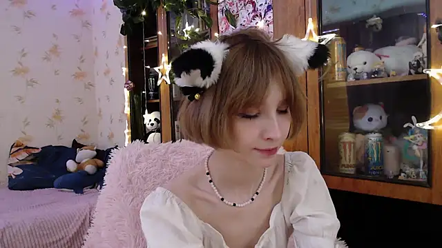 Snapshot of cloudgirrl chatting on 2, 3, 2025 cloudgirrl online show from 2, 3, 2025