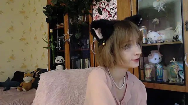 Snapshot of cloudgirrl chatting on 9, 3, 2025 cloudgirrl online show from 9, 3, 2025