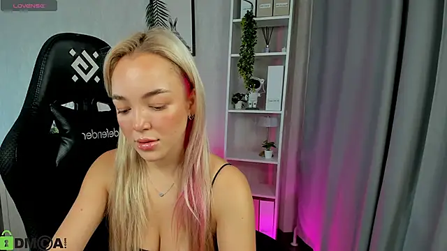 Snapshot of Christy_Little chatting on 17, 11, 2025 Christy Little online show from 17, 11, 2025