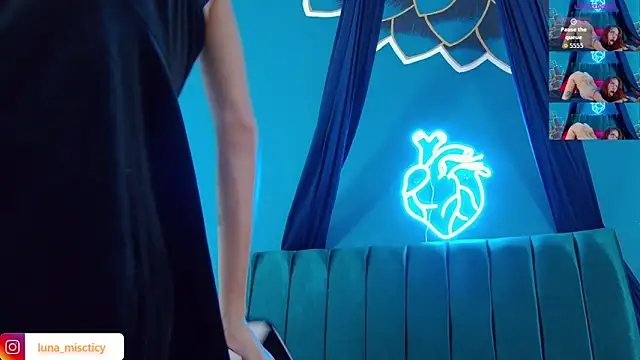 Snapshot of Lunamistyc chatting on 25, 10, 2025 Lunamistyc online show from 25, 10, 2025