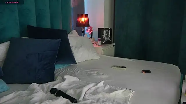 LauraMirage online show from 12, 2, 2025