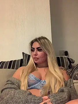 Snapshot of UKJuicyPrincess chatting on 2, 12, 2024 UKJuicyPrincess online show from 2, 12, 2024