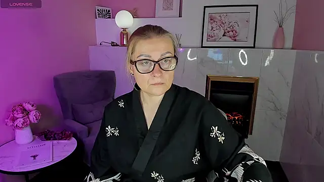 AlexandraKind online show from 4, 2, 2025