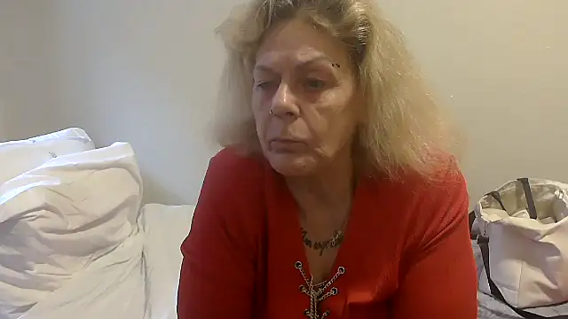 Snapshot of housewife_shantie chatting on 3, 10, 2025 housewife shantie online show from 3, 10, 2025