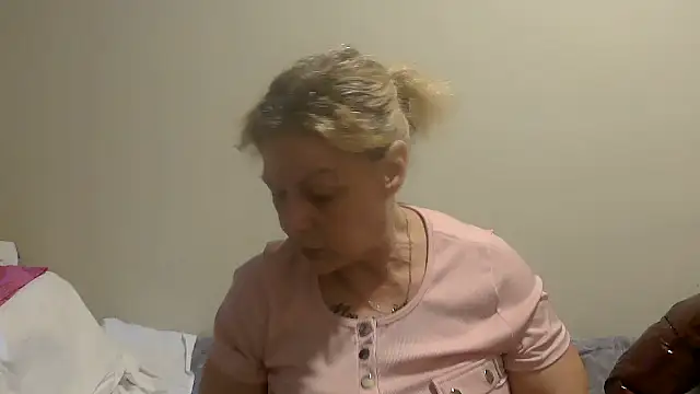 Snapshot of housewife_shantie chatting on 5, 10, 2025 housewife shantie online show from 5, 10, 2025