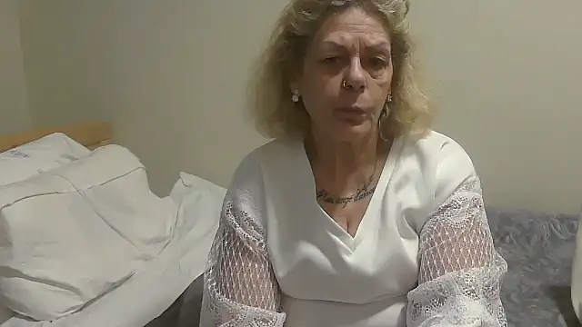 Snapshot of housewife_shantie chatting on 9, 10, 2025 housewife shantie online show from 9, 10, 2025