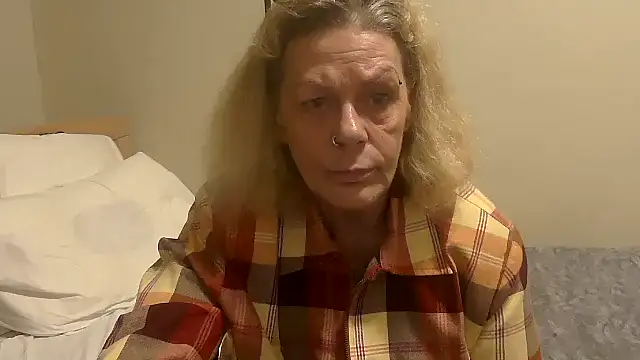 Snapshot of housewife_shantie chatting on 22, 10, 2025 housewife shantie online show from 22, 10, 2025