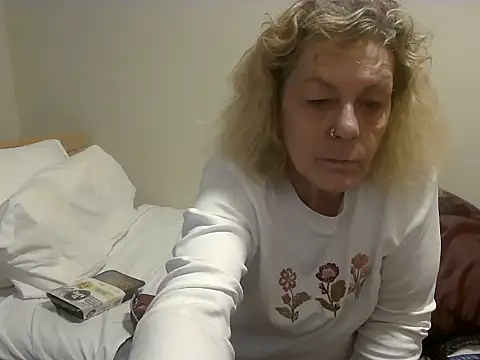 Snapshot of housewife_shantie chatting on 24, 10, 2025 housewife shantie online show from 24, 10, 2025