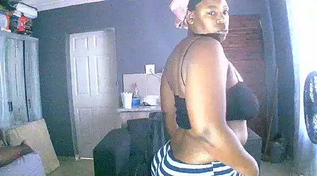 Snapshot of curvyloneah75 chatting on 6, 12, 2024 curvyloneah75 online show from 6, 12, 2024