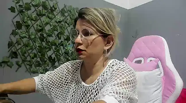 Snapshot of sexy_bigboooty chatting on 8, 12, 2024 sexy bigboooty online show from 8, 12, 2024