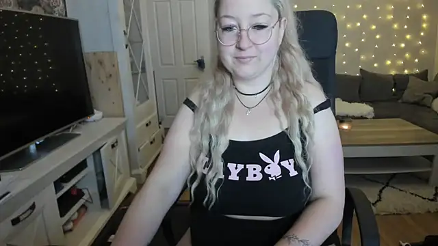 Snapshot of Lillyloo_ chatting on 6, 10, 2025 Lillyloo  online show from 6, 10, 2025