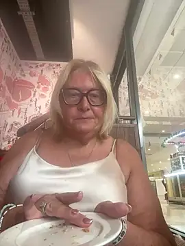Snapshot of MoistCurveyChanel chatting on 29, 7, 2026 MoistCurveyChanel online show from 29, 7, 2026