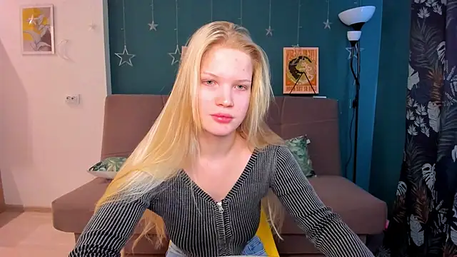 Snapshot of Xloe_Queen chatting on 10, 2, 2025 Xloe Queen online show from 10, 2, 2025