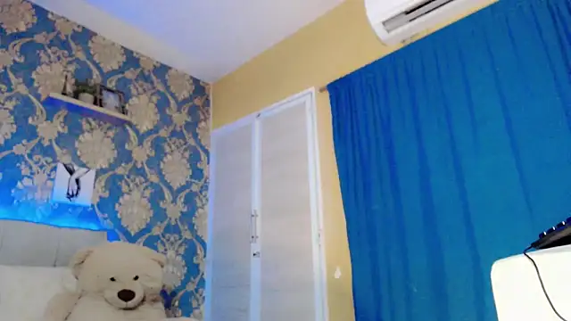 Snapshot of nicoledollts chatting on 17, 11, 2025 nicoledollts online show from 17, 11, 2025