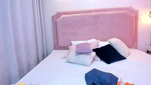 sophiawhite   online show from 5, 3, 2025