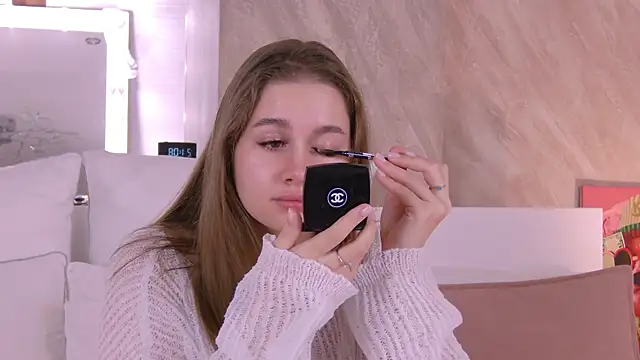 Snapshot of EllieHayes chatting on 10, 11, 2025 EllieHayes online show from 10, 11, 2025