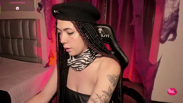 Snapshot of Aurora_Hotson chatting on 8, 10, 2025 Aurora Hotson online show from 8, 10, 2025