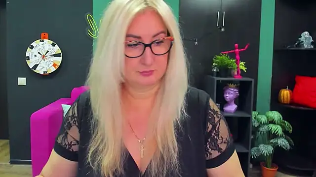 ChristyBrooks online show from 19, 2, 2025