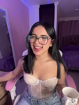 Snapshot of Emily-14 chatting on 7, 5, 2026 Emily-14 online show from 7, 5, 2026