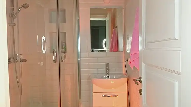 Mia Mia M online show from 7, 1, 2025