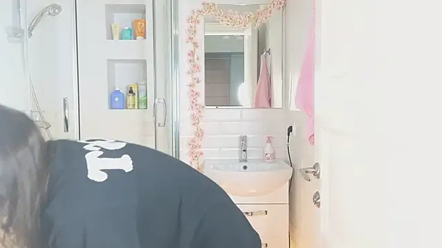 Mia Mia M online show from 3, 3, 2025