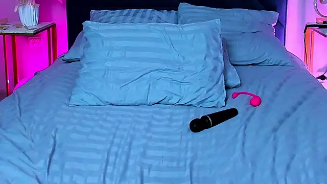 Curvy Dynamite  online show from 10, 3, 2025