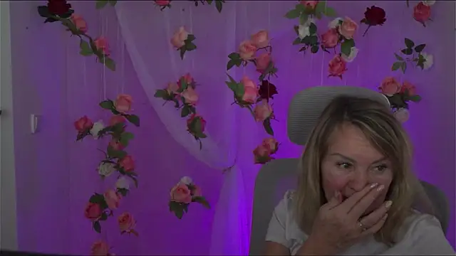 RosalindaFortuna online show from 8, 1, 2025