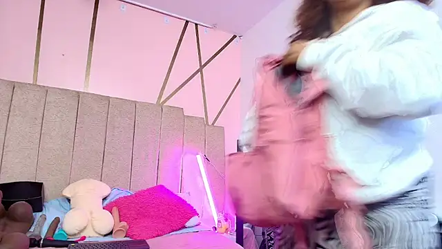 Snapshot of lauraltt chatting on 25, 11, 2025 lauraltt online show from 25, 11, 2025