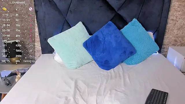 Lily Woodz online show from 2, 2, 2025