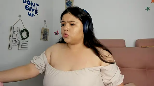 Snapshot of lizzie_c chatting on 7, 6, 2026 lizzie c online show from 7, 6, 2026