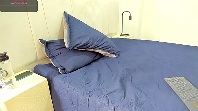 AbrilSonne online show from 8, 3, 2025