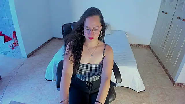 emmaTorres1 online show from 9, 2, 2025