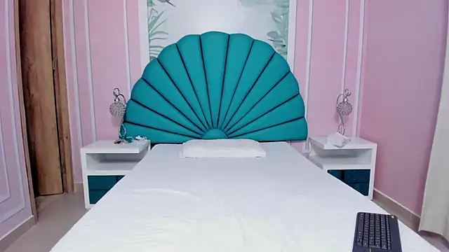 Daphne Fox  online show from 5, 1, 2025