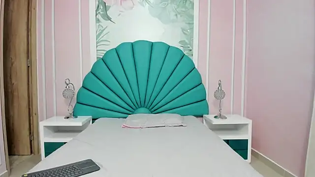 Daphne Fox  online show from 21, 1, 2025