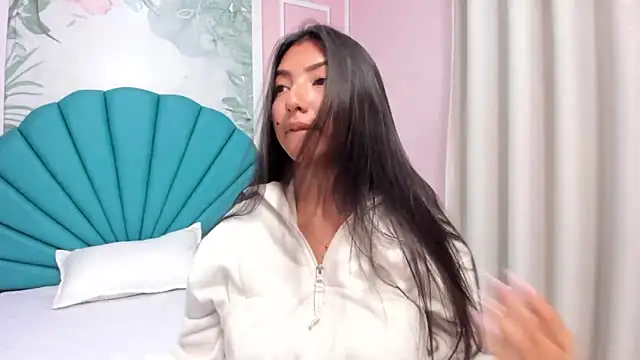 Daphne Fox  online show from 1, 3, 2025