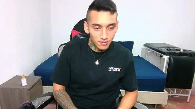 Snapshot of David_Adams2003 chatting on 6, 1, 2025 David Adams2003 online show from 6, 1, 2025