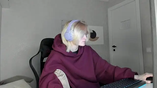 Snapshot of ElizabethHarpper chatting on 10, 11, 2025 ElizabethHarpper online show from 10, 11, 2025