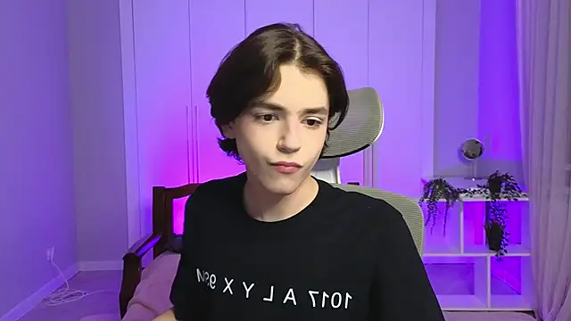 Snapshot of b0y_fantasy chatting on 5, 1, 2025 b0y fantasy online show from 5, 1, 2025