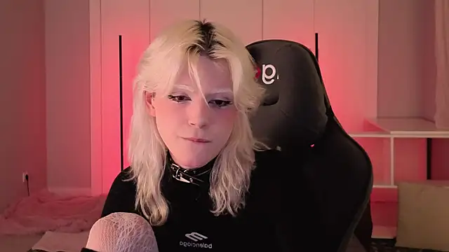 Snapshot of b0y_fantasy chatting on 11, 4, 2026 b0y fantasy online show from 11, 4, 2026