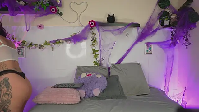 Snapshot of bri_cullen chatting on 30, 10, 2025 bri cullen online show from 30, 10, 2025