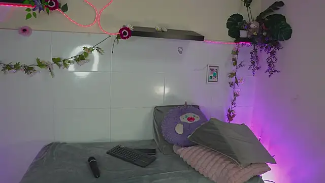 Snapshot of bri_cullen chatting on 8, 11, 2025 bri cullen online show from 8, 11, 2025