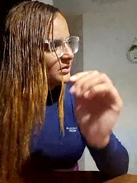 Snapshot of AliceRuivinha2 chatting on 28, 2, 2025 AliceRuivinha2 online show from 28, 2, 2025